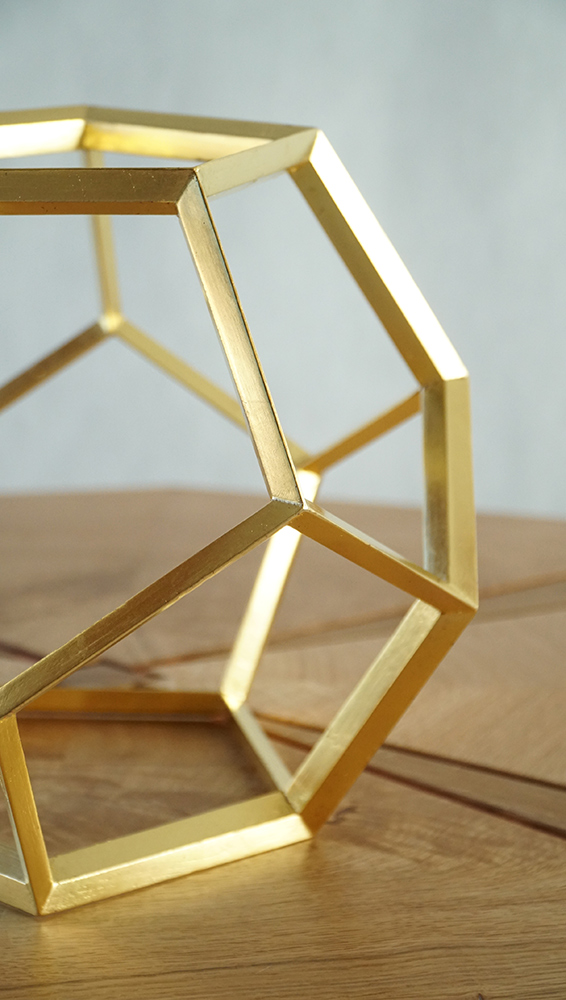 Dodekaeder aus Holz mit 23kt Polimentvergoldung.