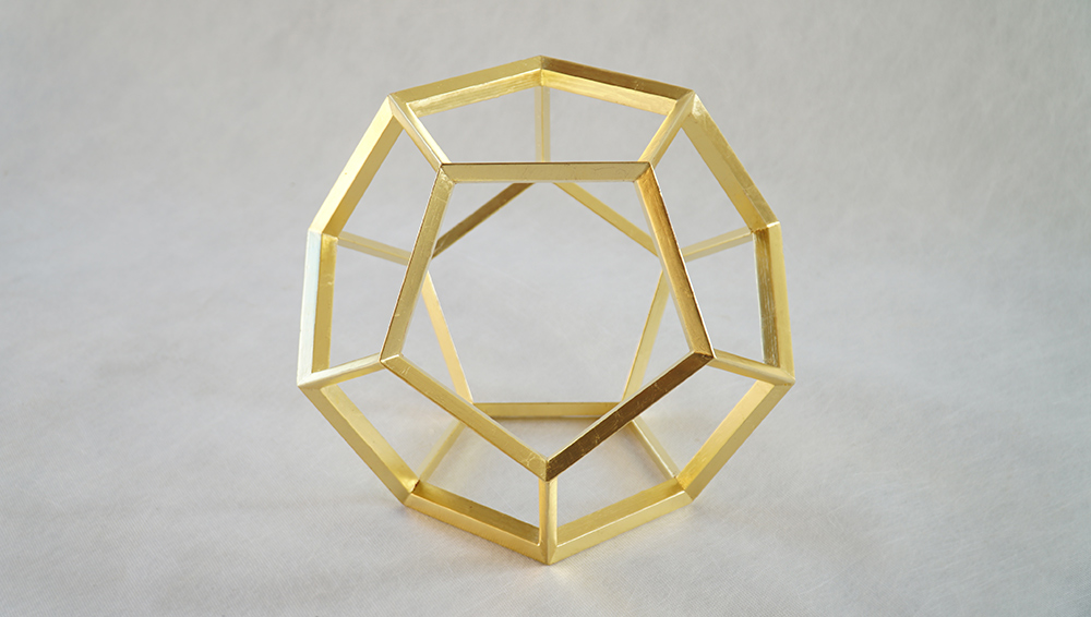 Dodekaeder aus Holz mit 23kt Polimentvergoldung.