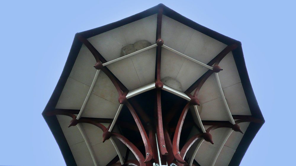 Das achteckige Design des Turmes von unten gesehen